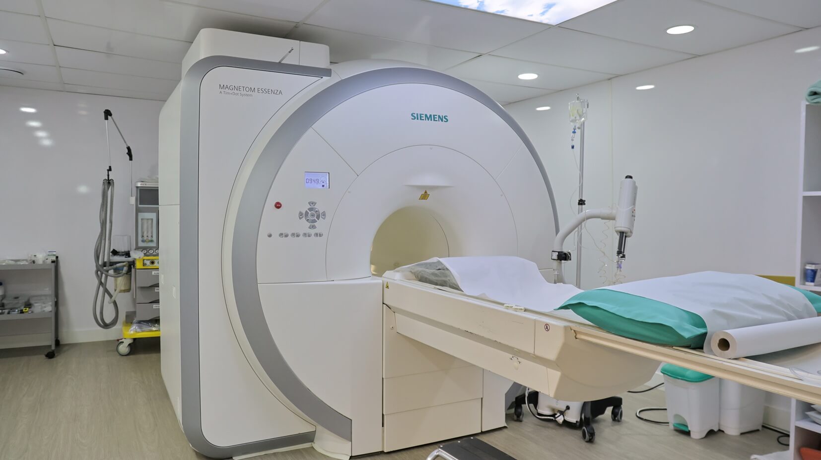 Aparelho de Ressonância Magnética Siemens Magnetom Essenza em sala climatizada na clínica Lagos Scan, Araruama.