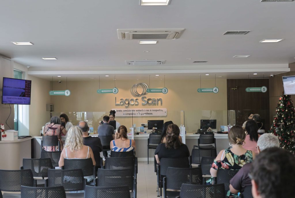 Recepção da clínica Lagos Scan em Araruama, mostrando a sala de espera e os guichês de atendimento para ultrassonografia e outros exames de imagem.