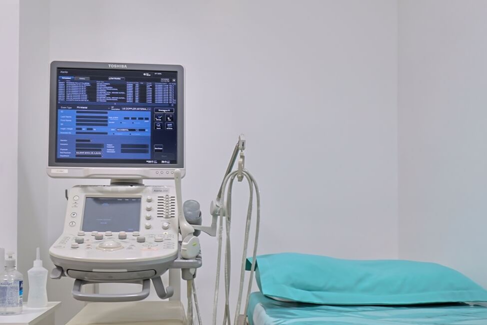 Aparelho de ultrassonografia moderno em sala de exame da clínica Lagos Scan em Araruama para realização de ultrassom transvaginal