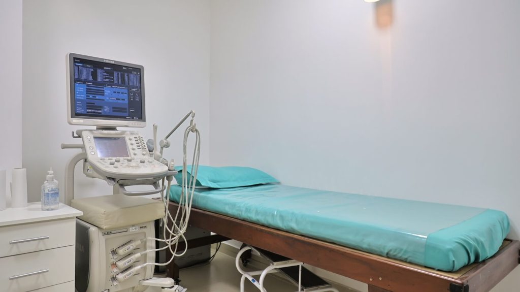 Sala de exames da clínica Lagos Scan com equipamento para elastografia hepática em Araruama.