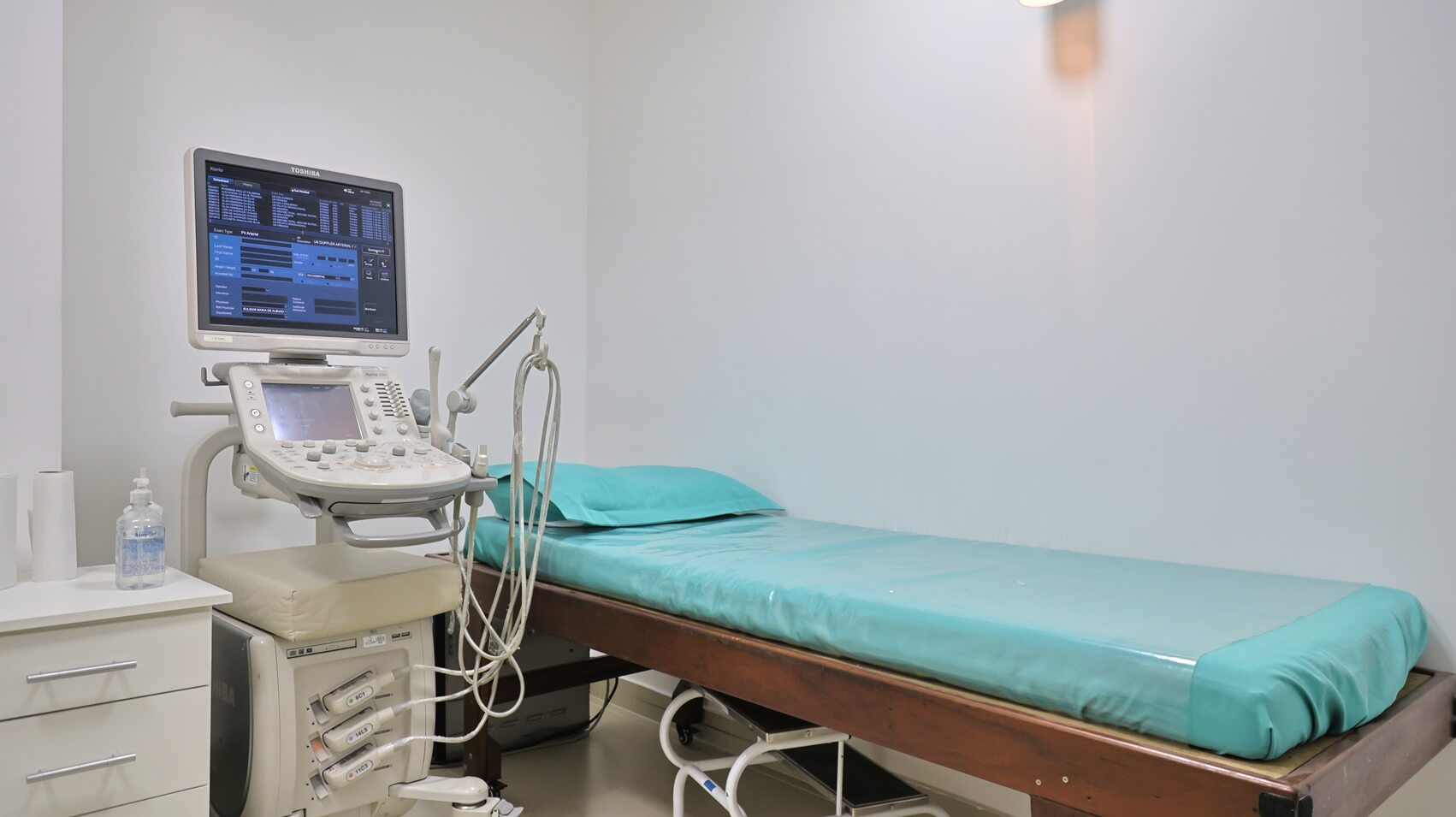 Sala de exames da clínica Lagos Scan com equipamento para elastografia hepática em Araruama.