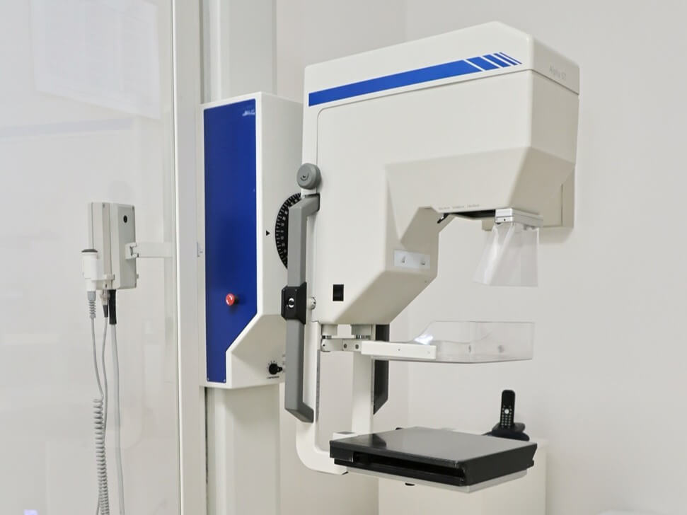 Mamógrafo digital na sala de exames da clínica Lagos Scan, especialista em saúde da mulher e exames de mama em Araruama.